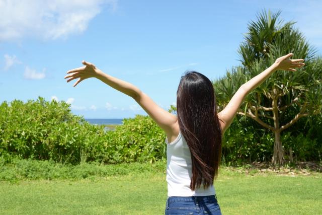 日差しを浴びる女性